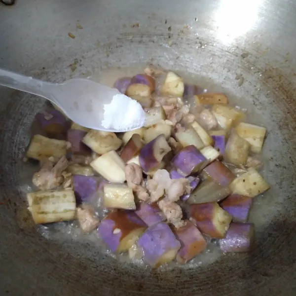 Beri garam, gula, kaldu jamur, saos teriyaki. Aduk rata, tes rasa