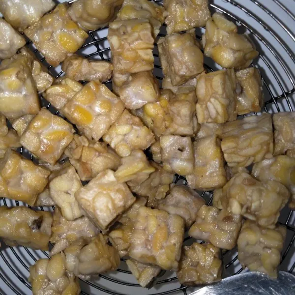 potong kotak tempe kemudian goreng setengah kering, tiriskan.