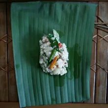 Jika sudah pas rasanya. Siapkan daun pisang yang sudah dicuci dan dilap bersih. Sendokkan secukupnya adonan tahu. Beri cabai rawit di atasnya