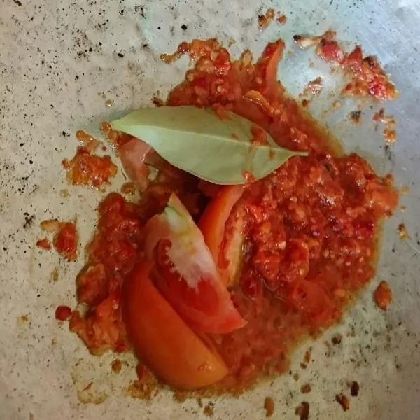Panaskan minyak, masak bumbu halus daun salam dan tomat sampai harum.