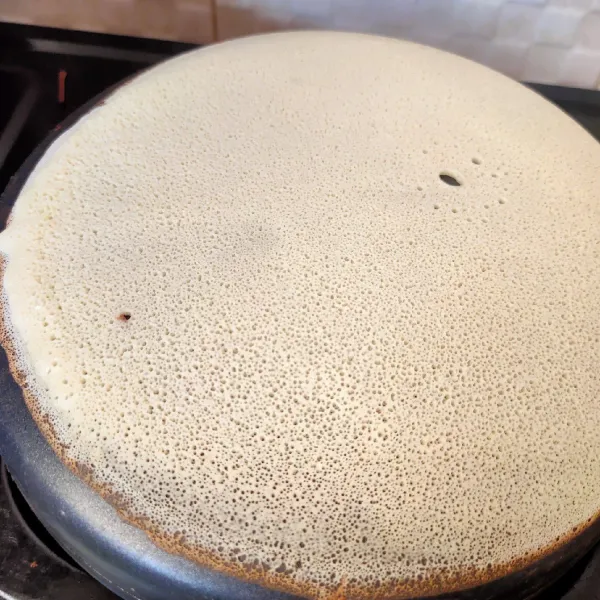 Panaskan panci/teflon untuk membuat crepes. Bisa juga menggunakan teflon biasa. Masak dengan api kecil