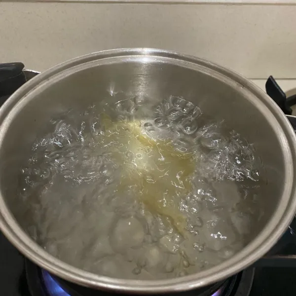 panaskan air diberi minyak goreng sedikit untuk merebus mie telor