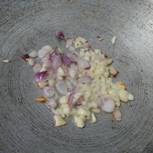 Tumis bawang hingga harum