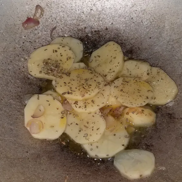 masukan oregano dan sisa bumbu lainnya, tumis hingga matang dan bumbu meresap.