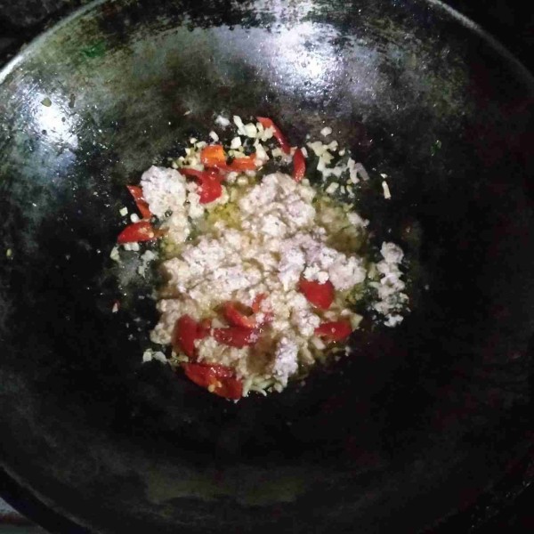 Tumis bawang putih dan cabai merah sampai harum. Masukkan daging giling. Aduk-aduk