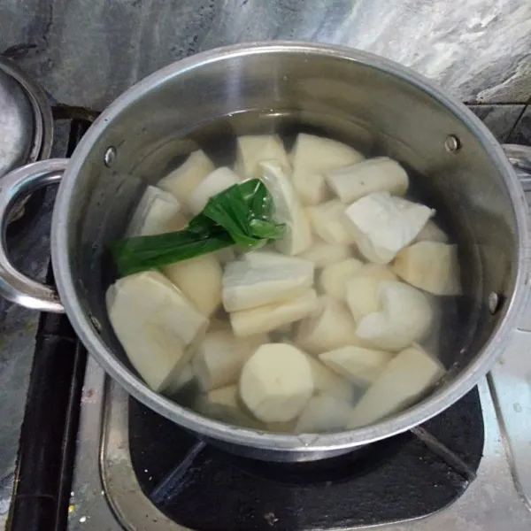 Masukkan daun pandan, jangan sering di aduk, biarkan hingga empuk, tambahkan gula, proses hingga gula larut dan kuah singkong mengental. Bila sudah angkat tata di piring saji