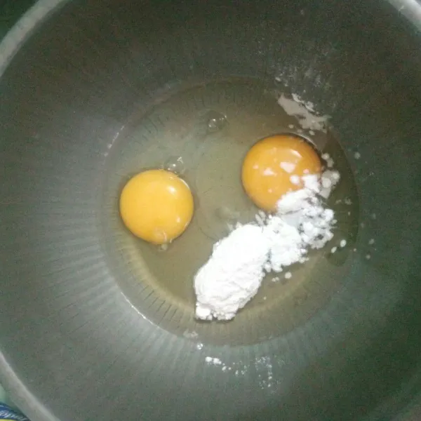 Siapkan wadah masukan 2 butir telur, tepung tapioka dan tepung maizena kocok hingga rata