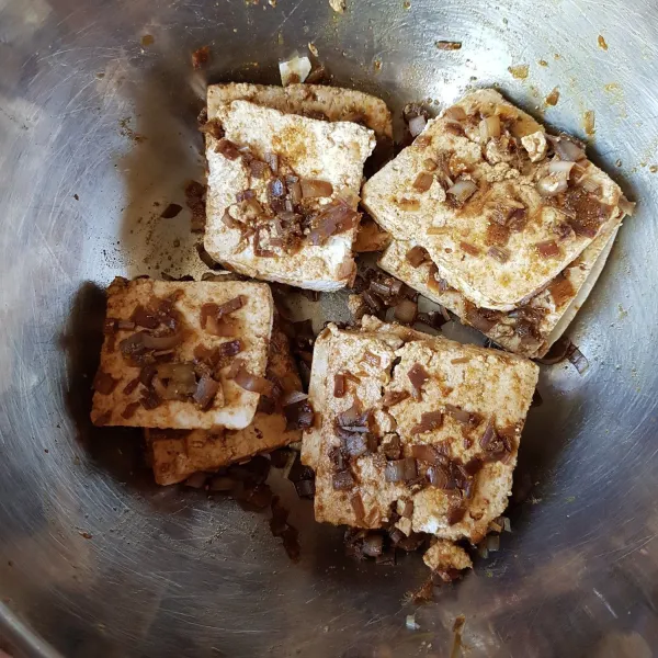 Kemudian masukkan tahu, balut rata tahu dengan bumbu. Simpan dalam kulkas minimal 30 menit