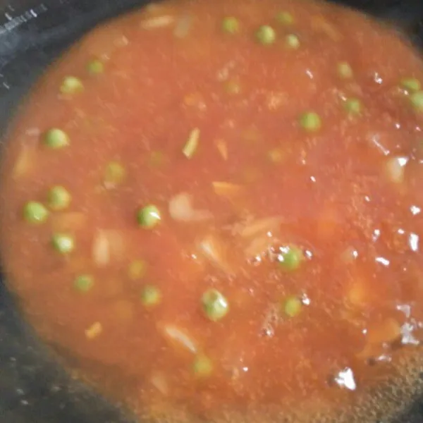 Kemudian masukkan kacang polong. Lalu sajikan kuah ketelur goreng