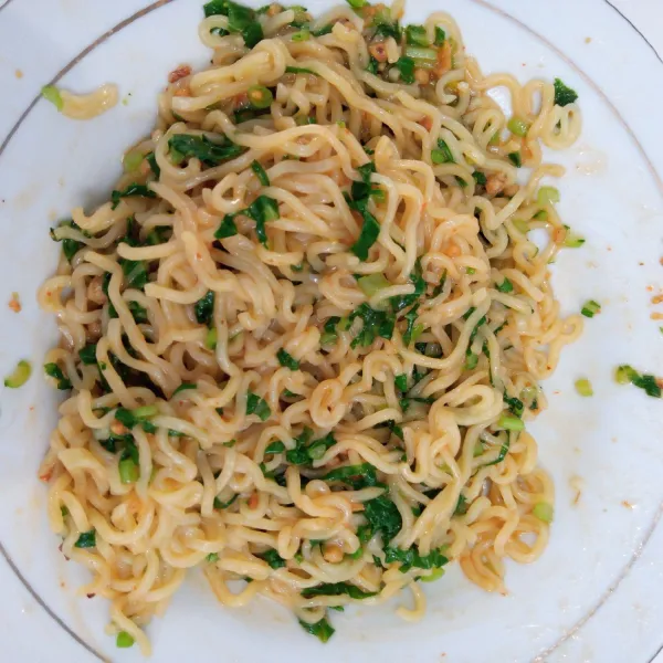 Campur mie bersama bumbu. Aduk rata