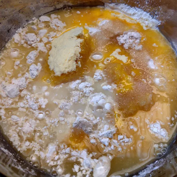 Campur semua bahan crepes kecuali telur, aduk sampai tercampur rata
