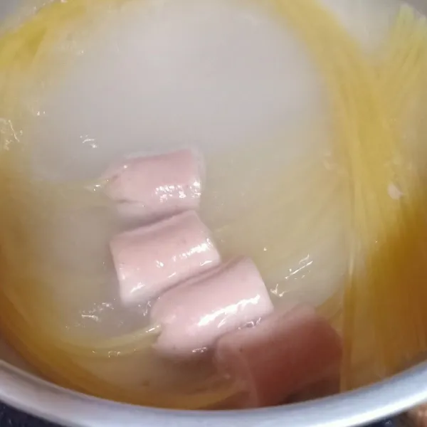 Rebus spaghetti sampai matang, angkat, tiriskan