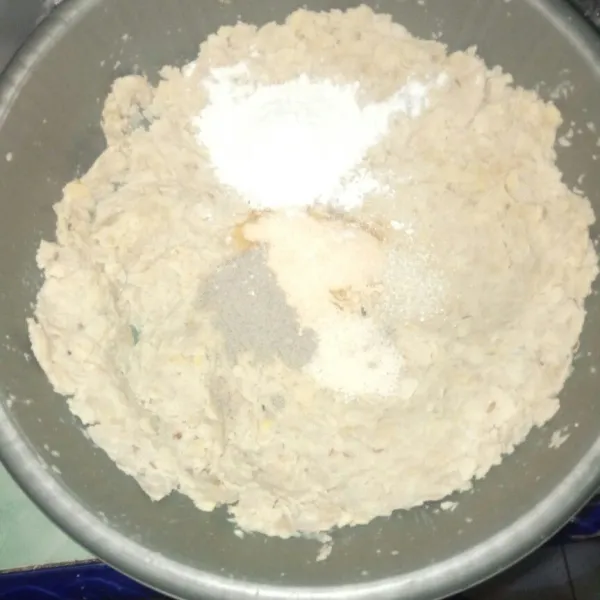 Tambahkan bawang putih bubuk,lada,kaldu,gula dan tepung aduk rata sampai semua tercampur