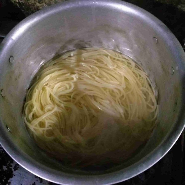 Rebus secukupnya air hingga mendidih. beri sedikit garam, masukkan spaghetti. Masak 5-8 menit, sesuai kematangan yang diperlukan