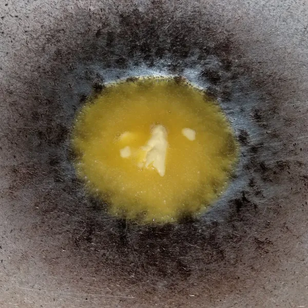 panaskan wajan, lelehkan butter.