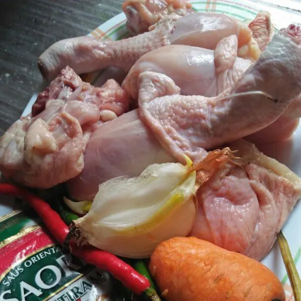 Siapkan bahan, ayam yang telah dibersihkan beri perasan jeruk nipis dan garam