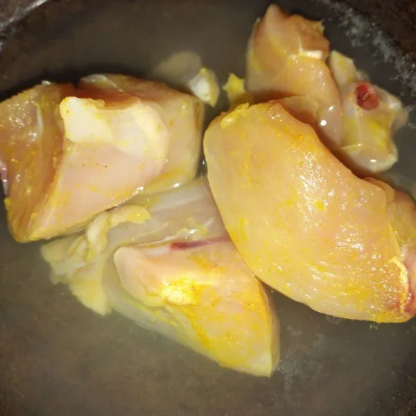 Rebus hingga matang ayam yang sudah dilumuri kunyit dan sedikit garam, jika sudah matang lalu angkat dan dinginkan kemudian disuwir. Sisihkan