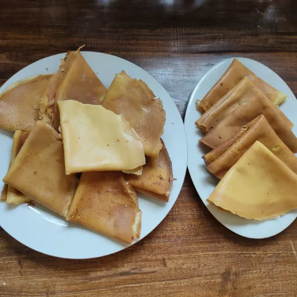 Lakukan sampai adonan crepes habis. Isinya bisa pakai cokelat meises ataupun selai kacang. Crepes isi kejunya sudah matang. Sajikan