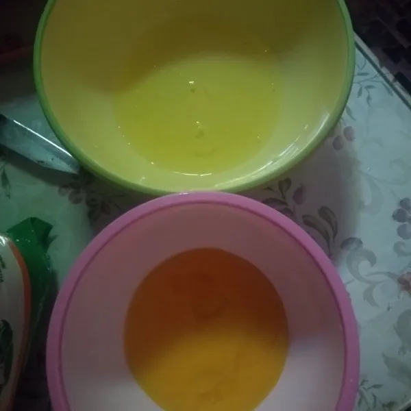 Pisahkan kuning telur dan putihnya