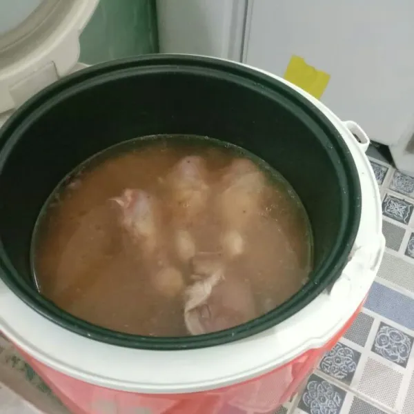 Tambahkan ayam, lalu masukan kedalam magic com masak sampai matang