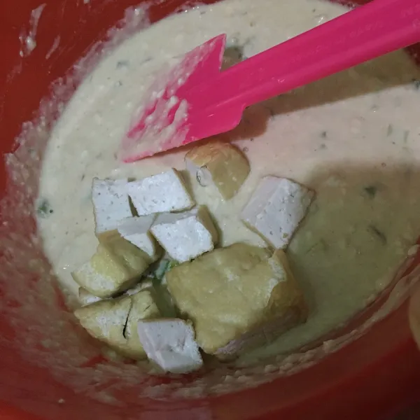Tambahkan potongan tahu goreng atau bahan isian lain, aduk rata.
