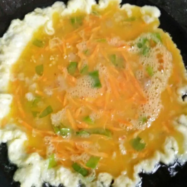 Panaskan minyak, goreng telur hingga matang