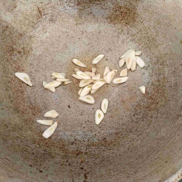 Tumis bawang putih sampai harum.