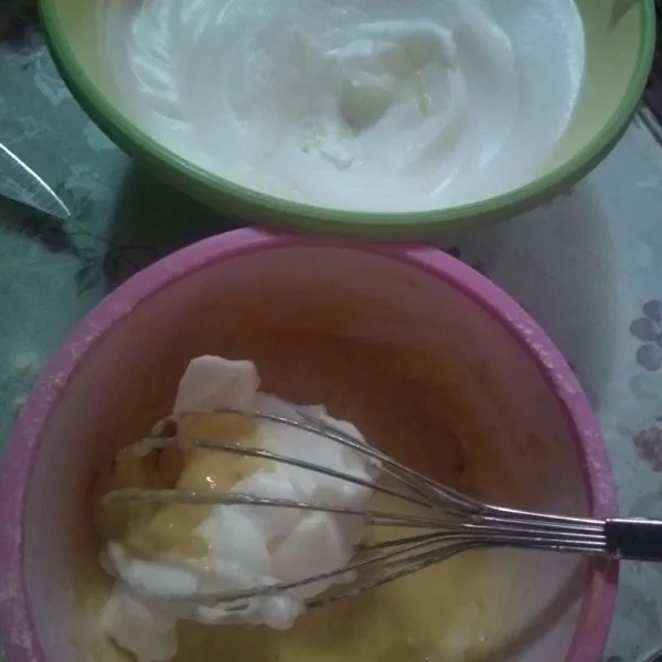 Ambil adonan putih telur ke dalam adonan kuning telur, aduk merata lalu tuang ke adonan putih telur. Aduk merata