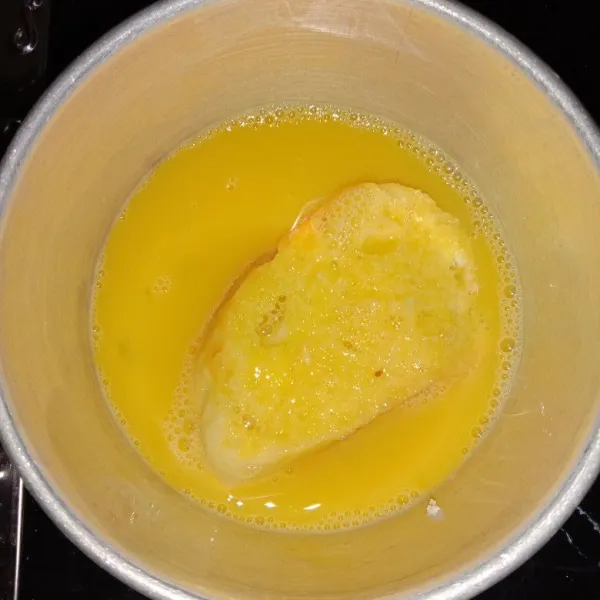 Penyajian bruschetta, celupkan potongan roti prancis ke dalam kocokan telur yang sedikit diberi garam, pastikan roti terbalut telur dengan sempurna