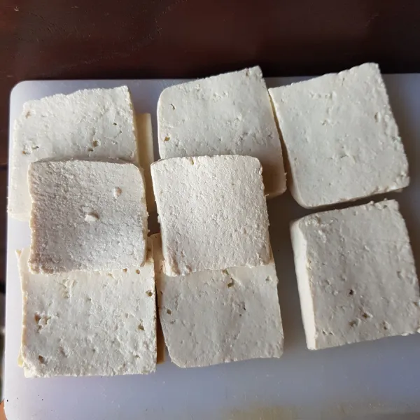 Keringkan tahu dengan tissue dapur hingga kering. Sisihkan