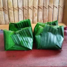 Lalu bungkus bentuk tum. Semat dengan lidi/bisa juga distapler