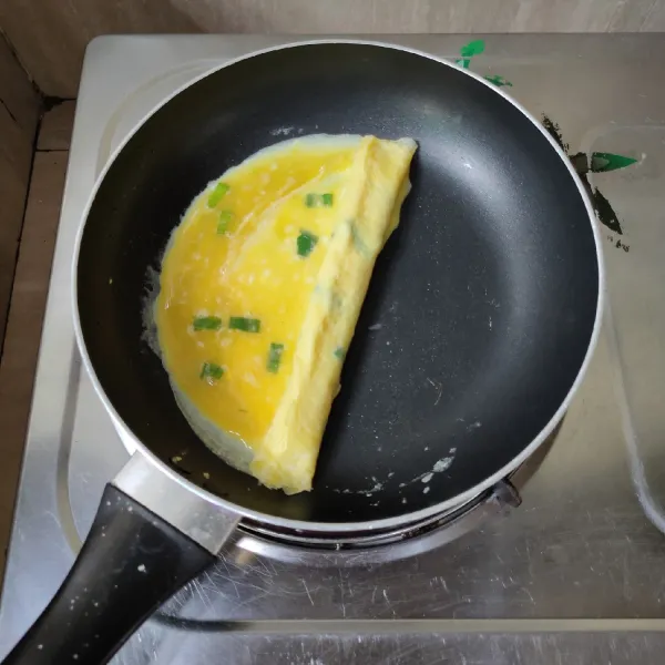 Kemudian, kocok telur, tambahkan daun bawang kaldu bubuk dan garam, masak di atas wajan datar. Buat dadar telur, kemudian gulung. Angkat, iris kecil-kecil
