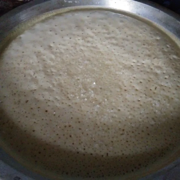 Tunggu sampai bersarang taburkan gula pasir kemudian tutup masak sampai matang.