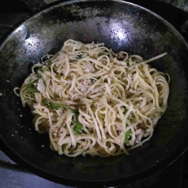 Masukkan bayam aduk hingga layu. masukkan garam, merica bubuk dan saus tiram. Masukkan fettucini. Aduk hingga bumbu tercampur rata