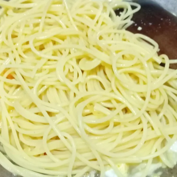 Masukkan spaghetti, aduk rata