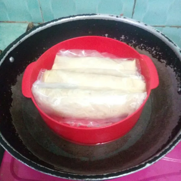 Kukus kembali adonannya. Setelah matang angkat