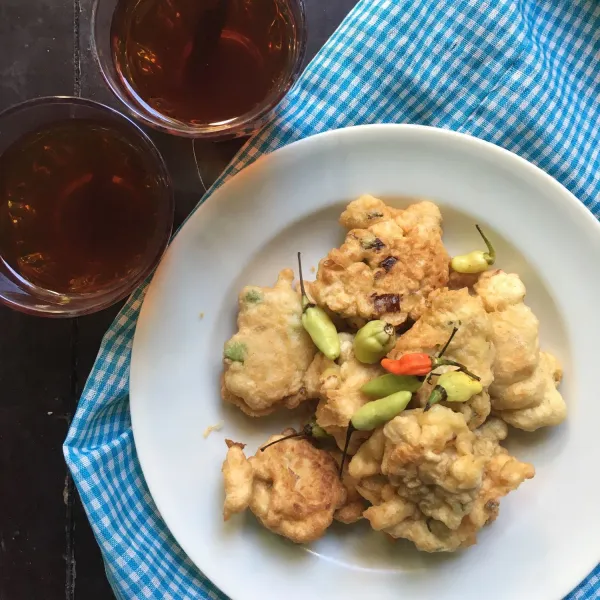 Sajikan bersama cabai rawit atau sambal lain kesukaan anda. Pas banget jadi teman minum teh atau kopi di sore hari.