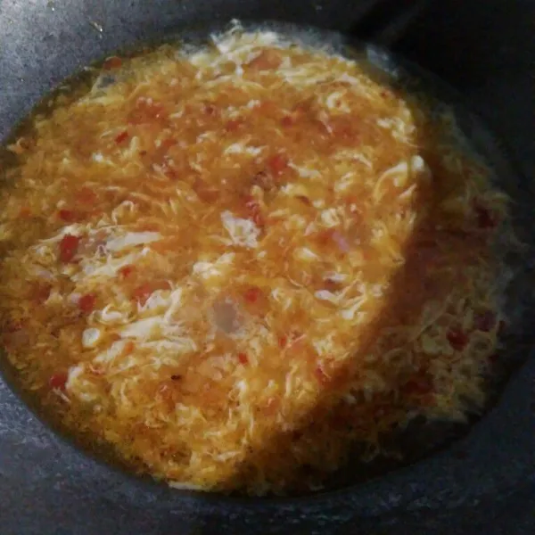 Setelah mendidih, masukkan telur kocok, aduk rata.