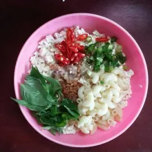 Kemudian dalam wadah, campur tahu, makaroni, daun kemangi, daun bawang, cabai merah, bumbu halus dan bawang goreng. Aduk rata