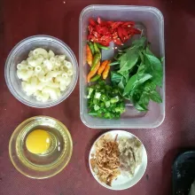 Siapkan bahan lainnya, iris halus daun bawang, kemangi ambil daun nya saja. Iris serong cabai merah
