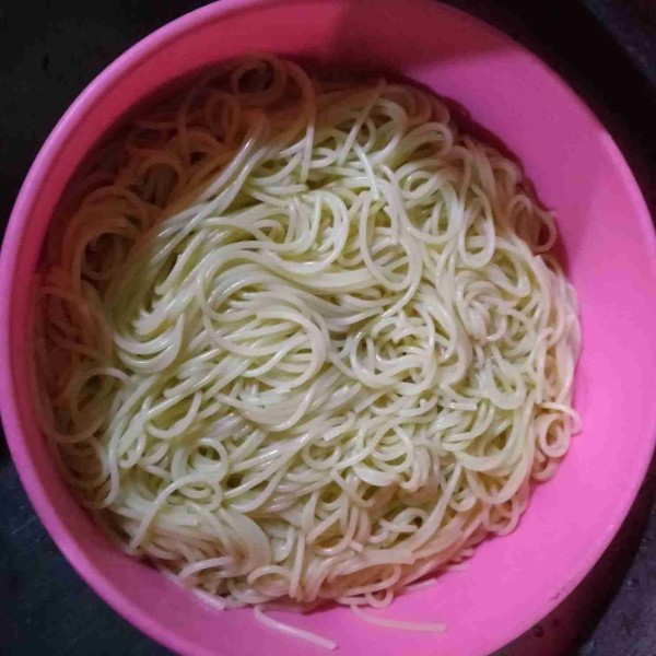 Tiriskan spaghetti, sisihkan