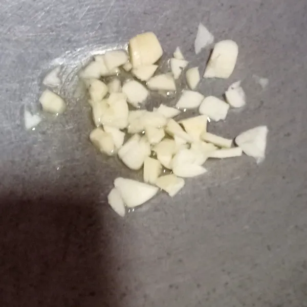 Tumis bawang putih dengan minyak wijen sampai harum