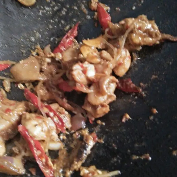 Masukkan ayam, telur, kecap