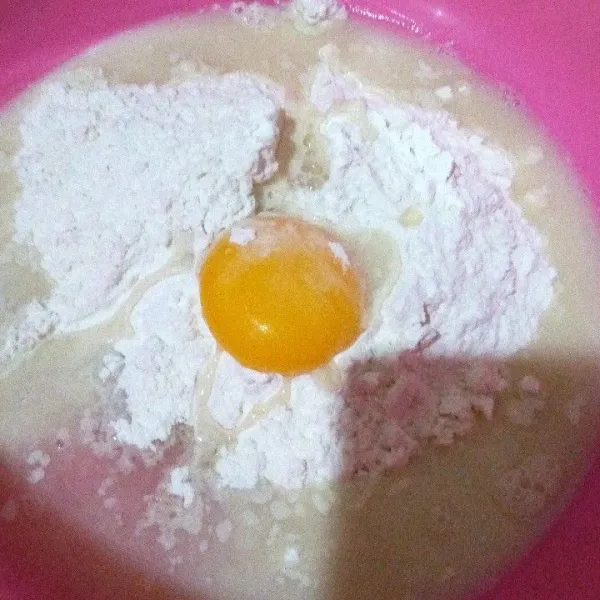 Buat adonan campurkan tepung terigu, kuning telur, garam, gula dan air campuran ragi.
