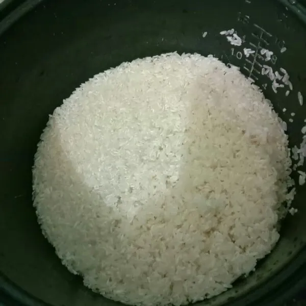 Cuci beras hingga bersih, sisihkan