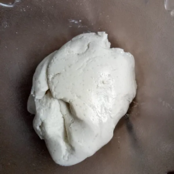 Untuk kue dango, siapkan wadah, masukkan tepung ketan, tepung beras, gula pasir dan garam, lalu tuangi air sedikit demi sedikit sambil di uleni hingga kalis