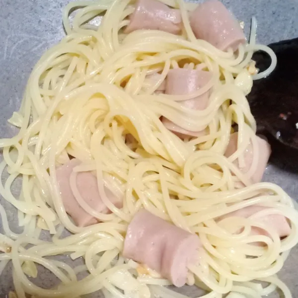 Masukkan spaghetti, aduk rata