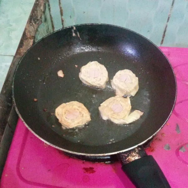 Potong-potong adonan menjadi beberapa bagian, dan goreng kehingga kuning kecoklatan angkat dan sajikan