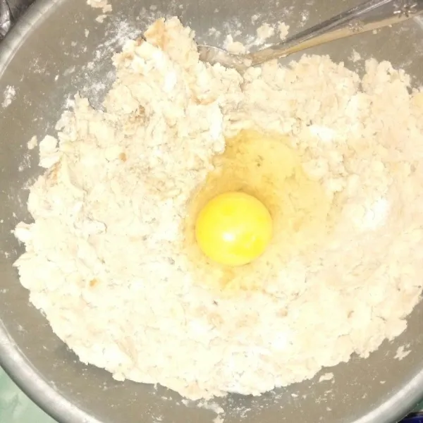 Masukan 1 butir telur aduk rata kembali dan sisihkan