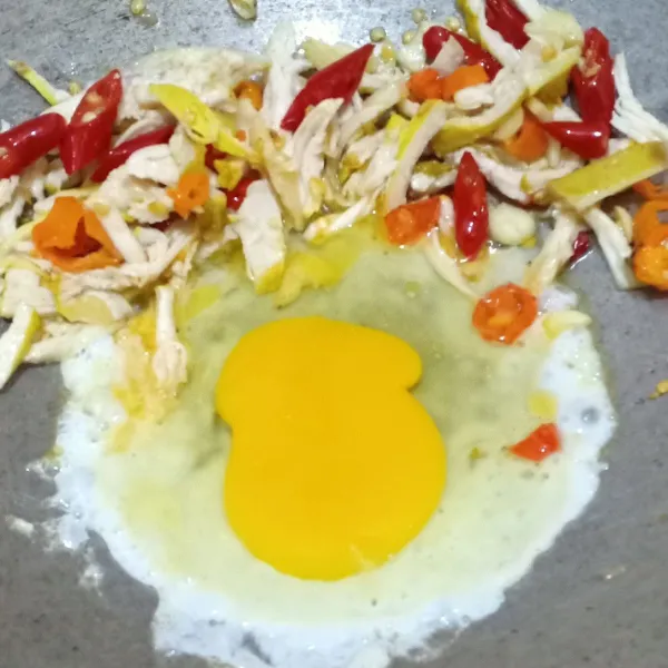 Masukkan telur, buat orak arik aduk dengan yang lain